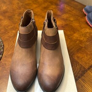 Clarks Addiy Cora ankle booties leather size 7